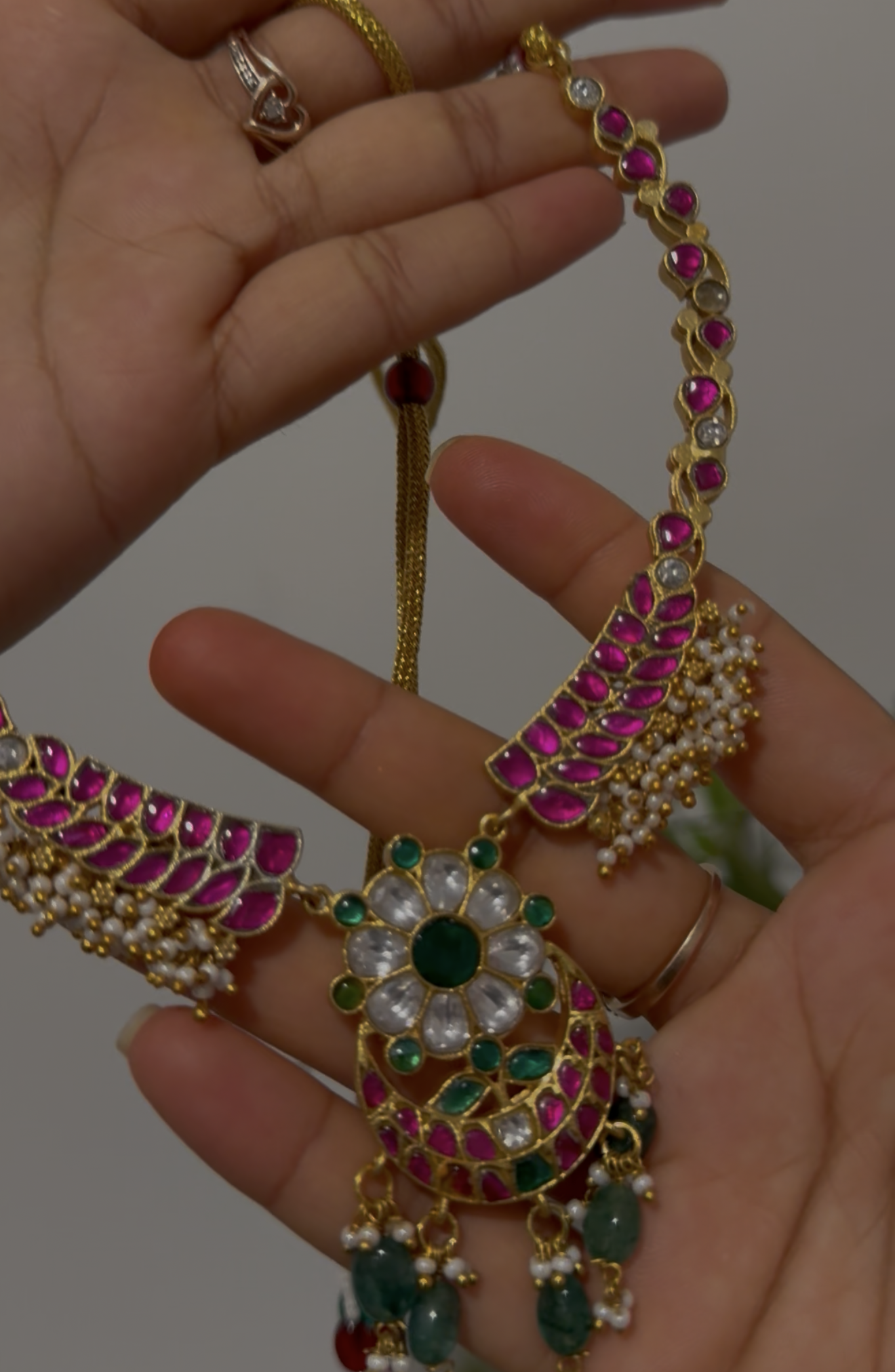 Simple neckpiece with pearls