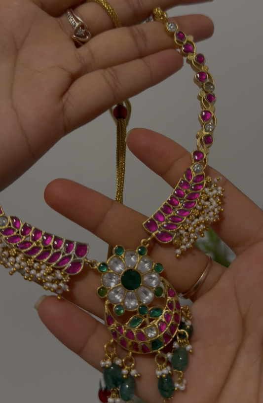 Simple neckpiece with pearls