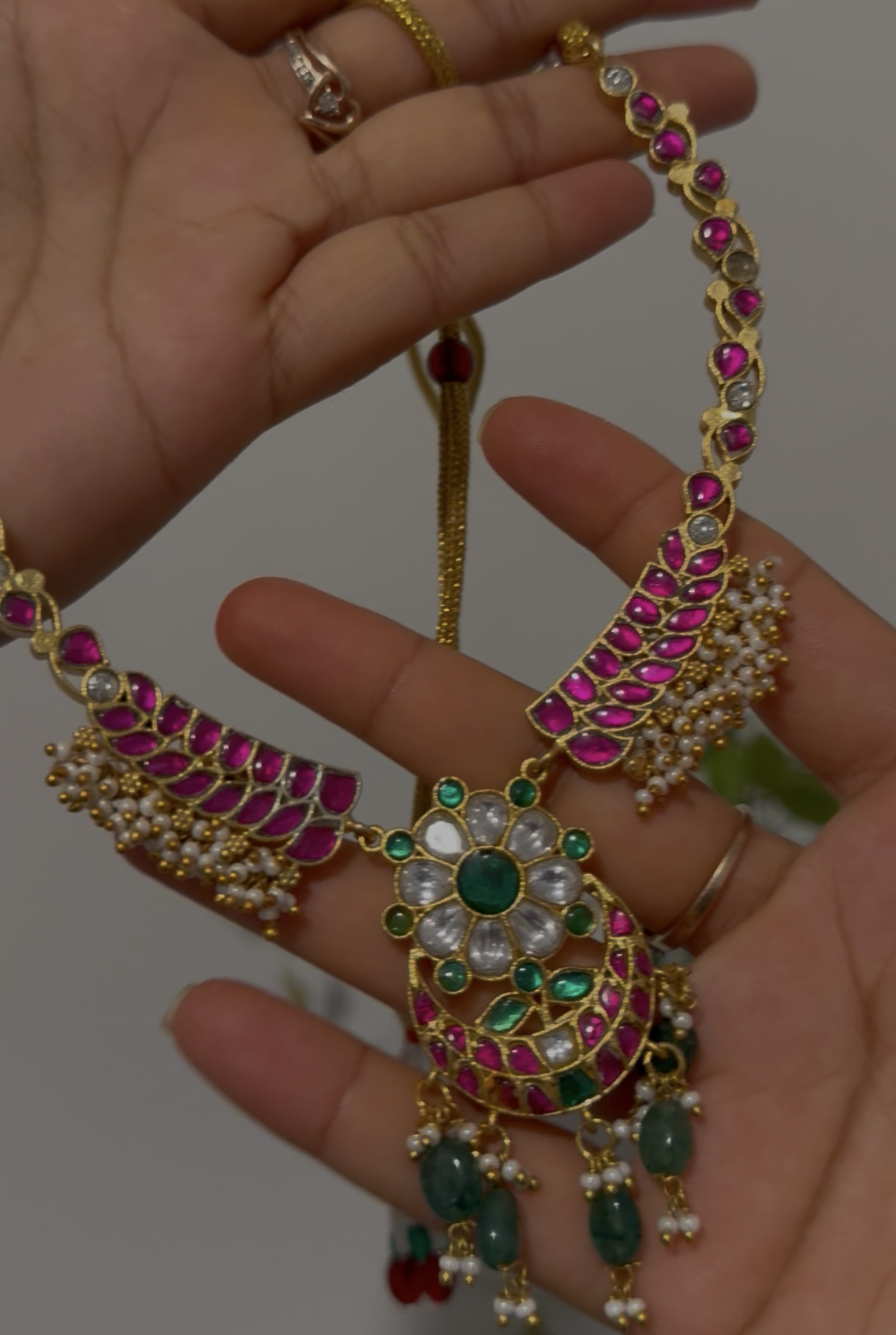 Simple neckpiece with pearls