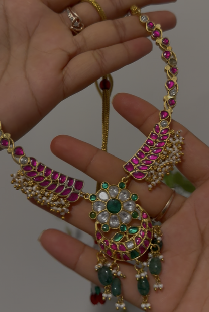 Simple neckpiece with pearls