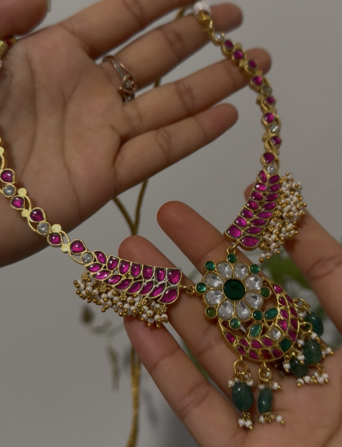 Simple neckpiece with pearls