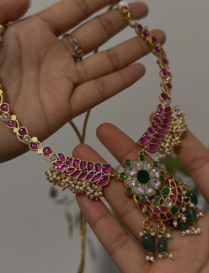 Simple neckpiece with pearls